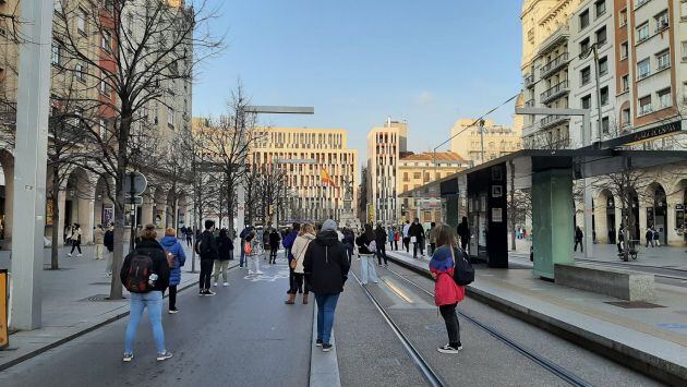 Distancia de seguridad entre los manifestantes, a la altura de la parada del tranvía en el Paseo de la Independencia