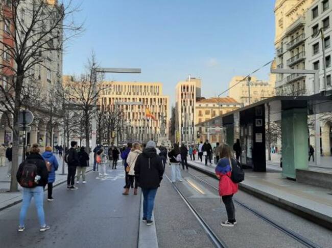 Distancia de seguridad entre los manifestantes, a la altura de la parada del tranvía en el Paseo de la Independencia