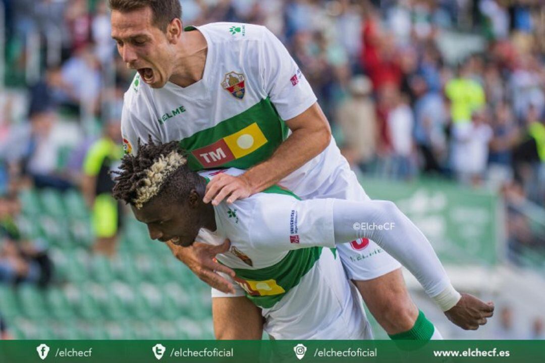 Manuel Sánchez se sube encima de Sory Kaba tras uno de sus goles