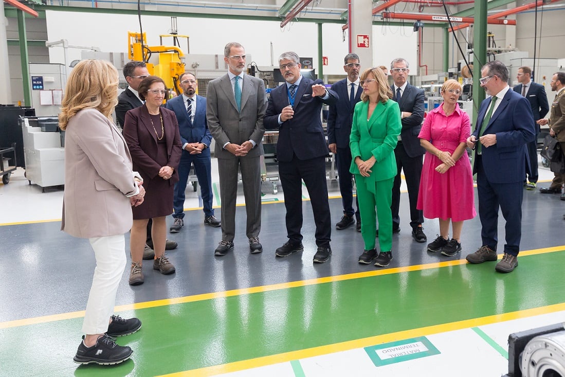 El Rey Felipe VI, junto a diferentes representantes institucionales y miembros de la empresa Otis, ha realizado una visita a la nueva planta ubicada en San Sebastián / OTIS