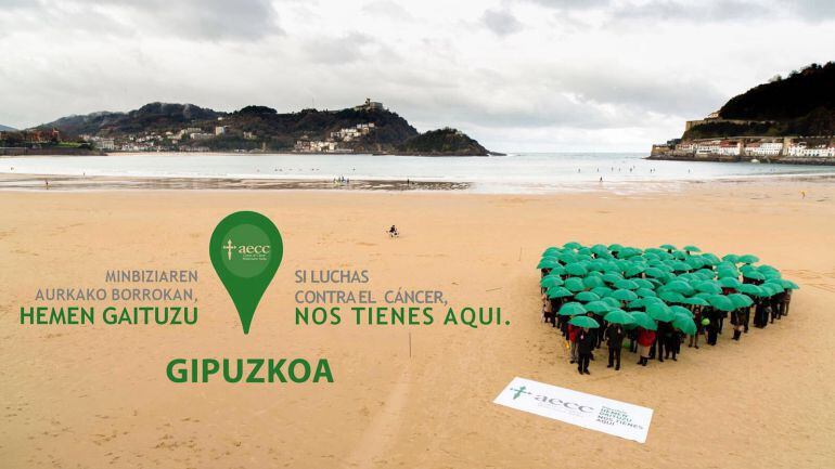 Un mosaico humano contra el cáncer en la playa de la Concha, Donostia