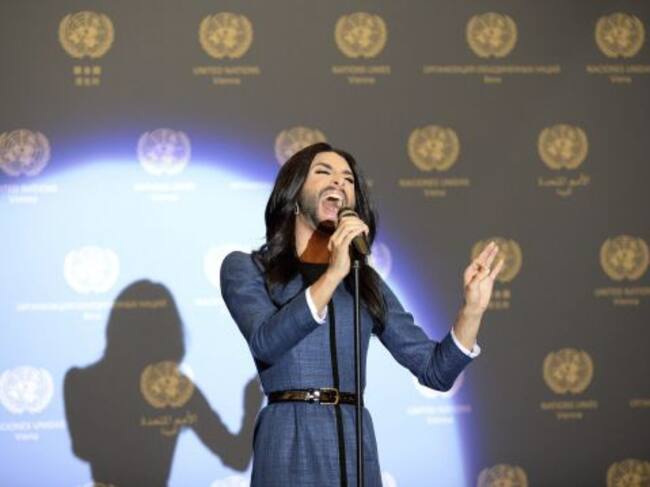 La ganadora de Eurovisión 2014, Conchita Wurst, durante su actuación en la sede de la ONU en Viena (Austria).
