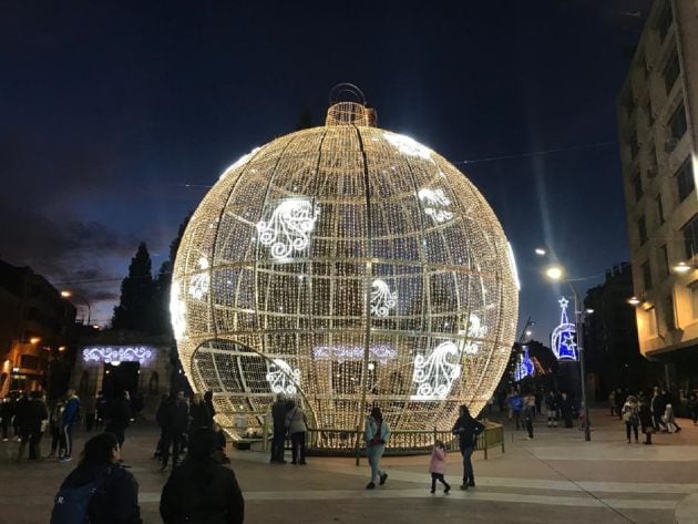 Bola gigante que se instalará en la Plaza del Pilar