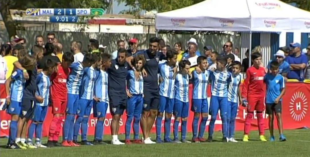 Momento en el que los niños dan la espalda a la grada. 