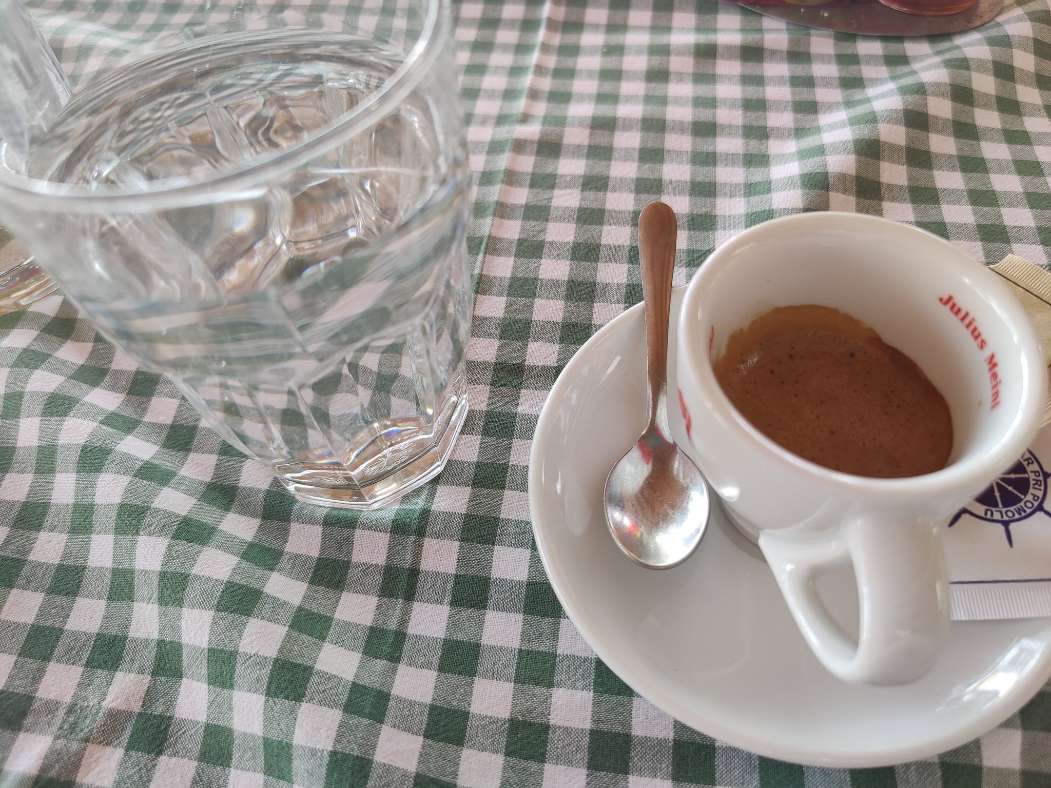 Café y vaso de agua.