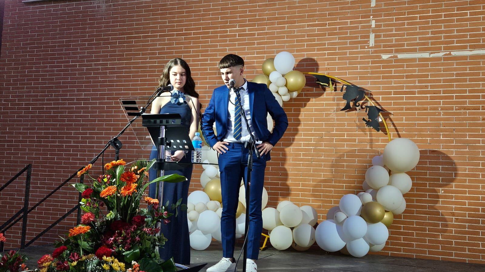 Presentadores del grupo de 2 º Bachillerato C, Ramón Rodríguez y Amalia Ruiz