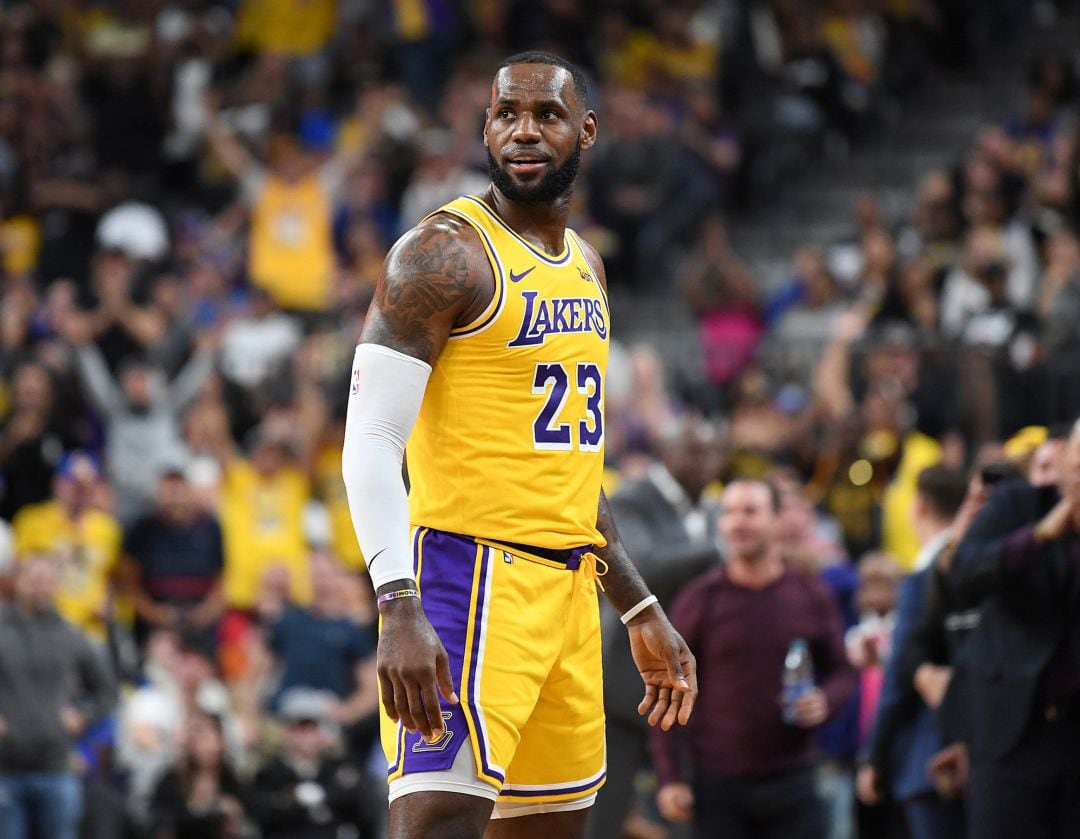 James, con la camiseta de los Lakers en un partido de pretemporada