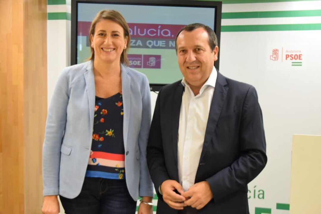 José Luis Ruiz Espejo junto a la secretaria local del PSOE rondeño, Isabel Aguilera