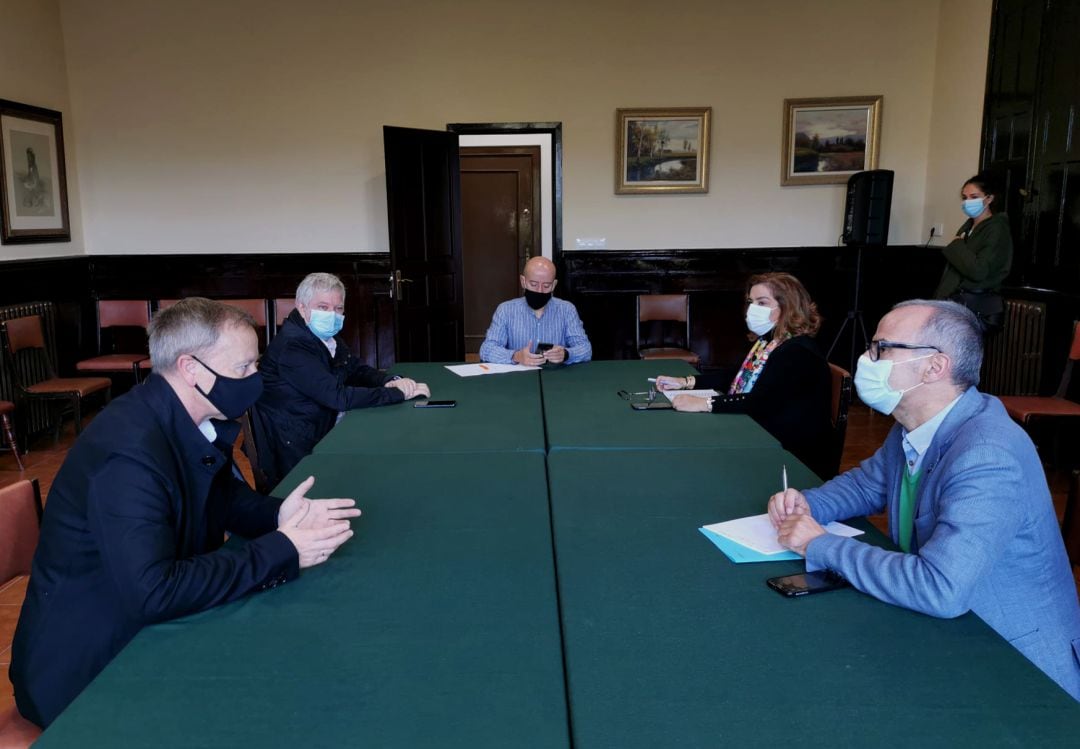 Reunión en el Liceo de Ourense para abordar la gobernabilidad del concello de Ourense