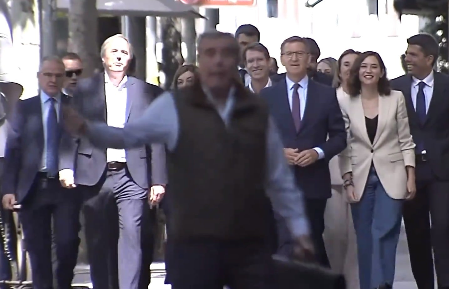 La plana mayor del PP camina hacia su sede en la calle Génova.