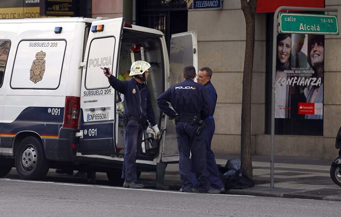 Efectivos de la unidad del subsuelo de la Policía Nacional, ante la sucursal del bando de Santander, situada en la confluencia de las calles de Alcalá y Príncipe de Vergara de Madrid