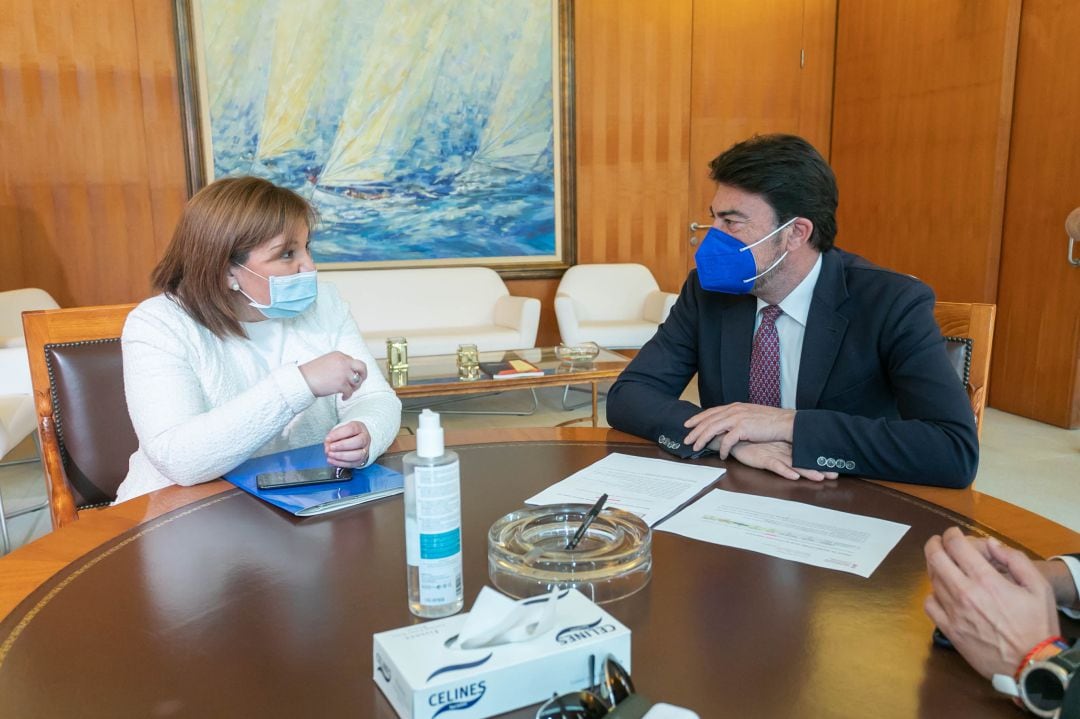 Isabel Bonig y Luis Barcala durante la reunión de este viernes en Alcaldía