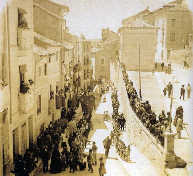 Procesión del Corpus por la calle Alfonso VIII, cruce con Zapaterías, hacia 1915. Se observan edificios que ya no existen.