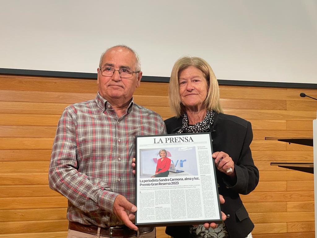 Los padres de Sandra Carmona, Ignacio y Silvia, recogen el premio Gran Reserva de la Asociación de la Prensa de La Rioja