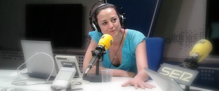 Leonor Watling, en los estudios de la Cadena SER en la Gran Vía madrileña.