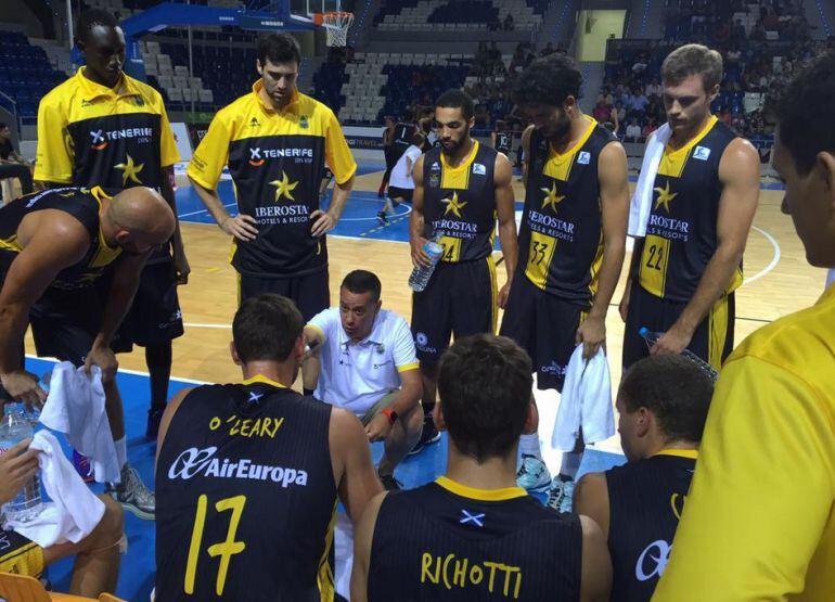 Alejandro Martínez da instrucciones en un tiempo muerto