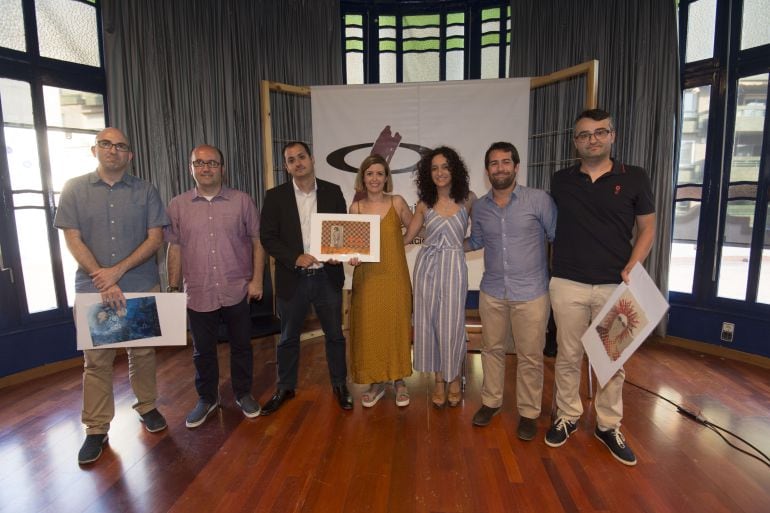 Els guanyadors del IV Premi Terres de l&#039;Ebre de Periodisme acompanyats dels premiats en la tercera edició.