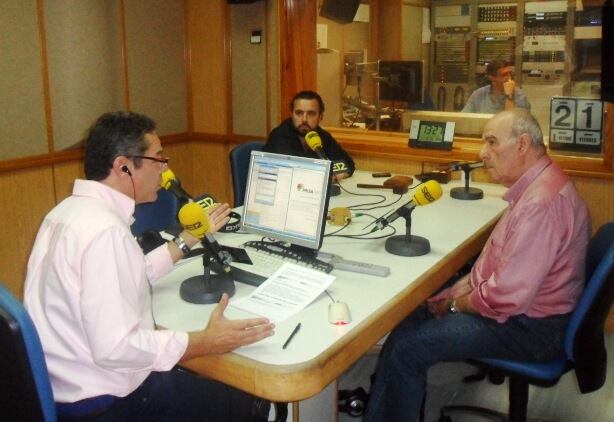 El coleccionista Juan Luis Ruano, en los estudios de Radio Sevilla (SER), durante la entrevista realizada por Salomón Hachuel y Paco García.