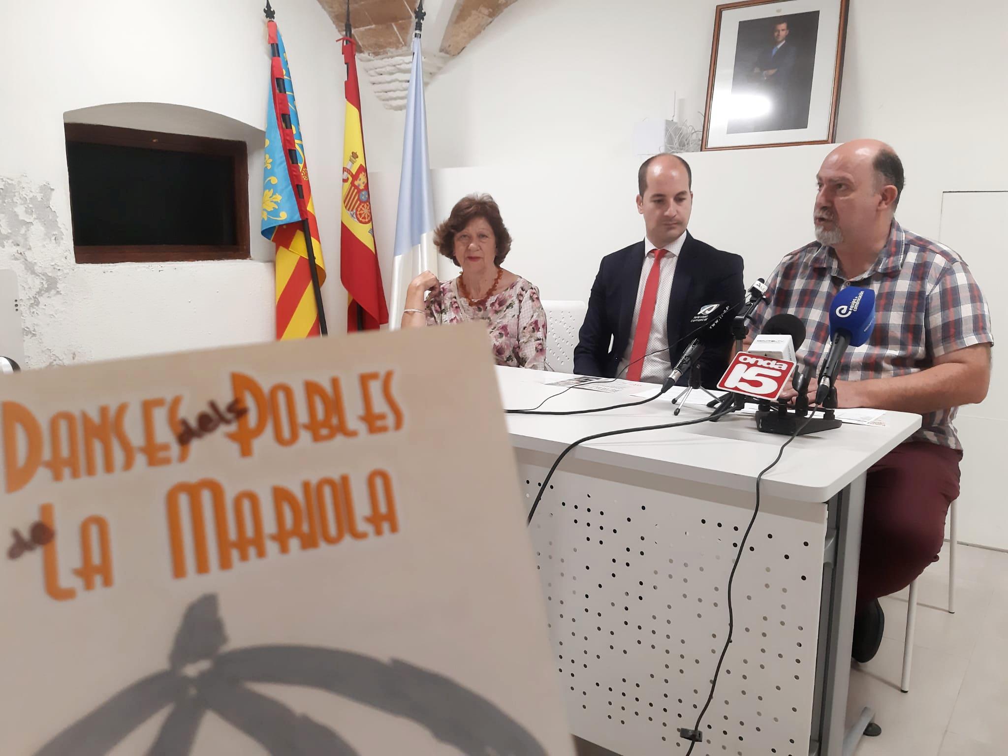 Teresa García, presidenta de la Comisión de las danzas; Saúl Mira, edil de Cultura, y Fernando Mira, vicepresidente de la organización, presentando l&#039;Aplec de Danses dels Pobles de la Mariola en el Ayuntamiento de Castalla.