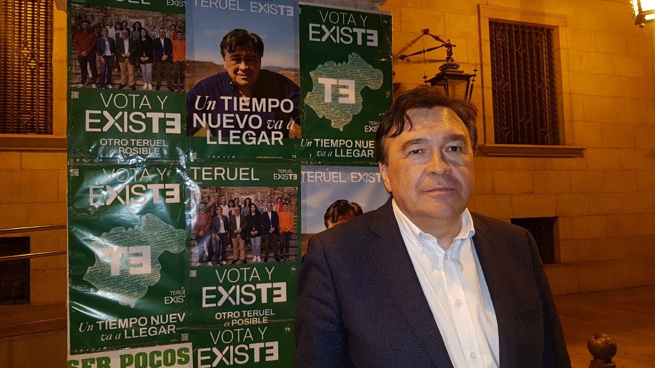 Tomás Guitarte, candidato de Aragón Existe al Gobierno de Aragón, en la pegada de carteles en Teruel