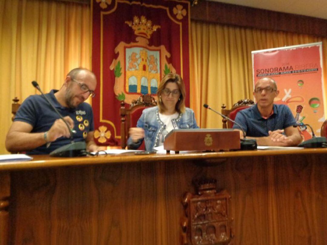 Ajenjo y González, a la izquierda, firman un convenio