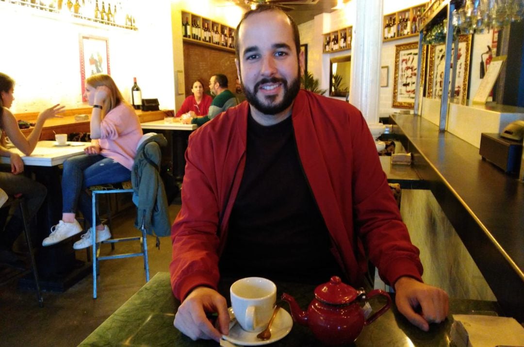 Compartiendo un café con el nuevo diputado electo del PSOE, el más joven de Castilla La Mancha en la nueva legislatura