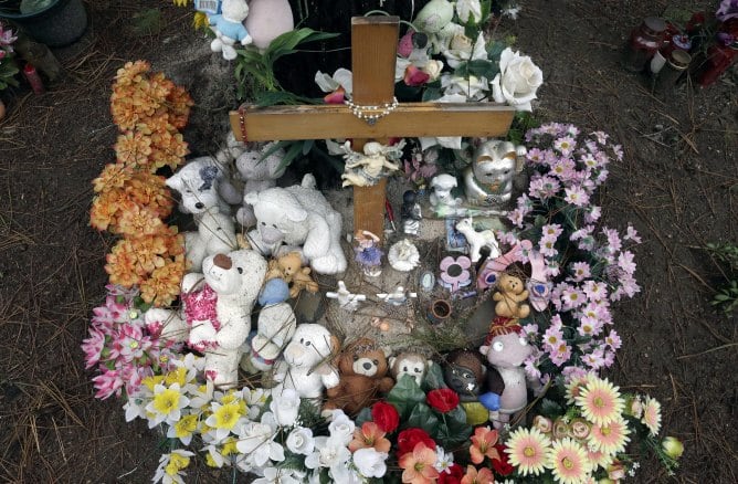 El altar improvisado donde apareció el cuerpo de la niña Asunta Basterra, en un carretera de Teo, cerca de Santiago