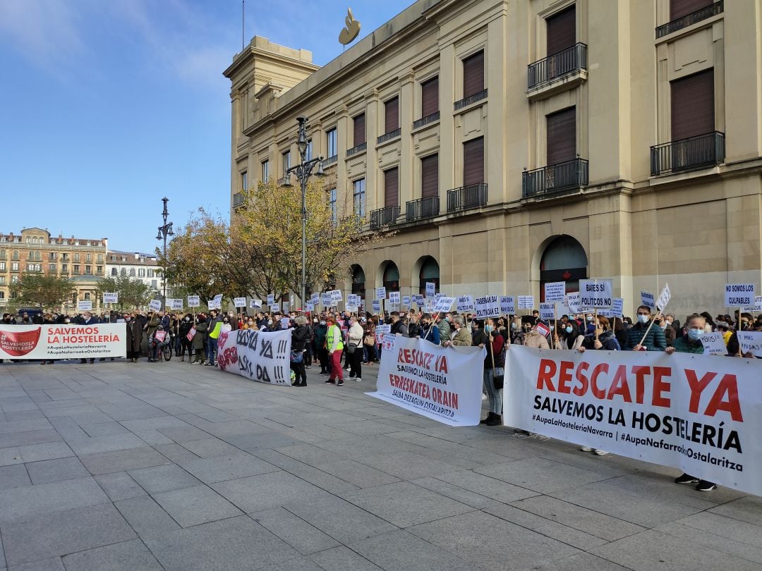 Concentración del sector hostelero frente al Palacio de Navarra.