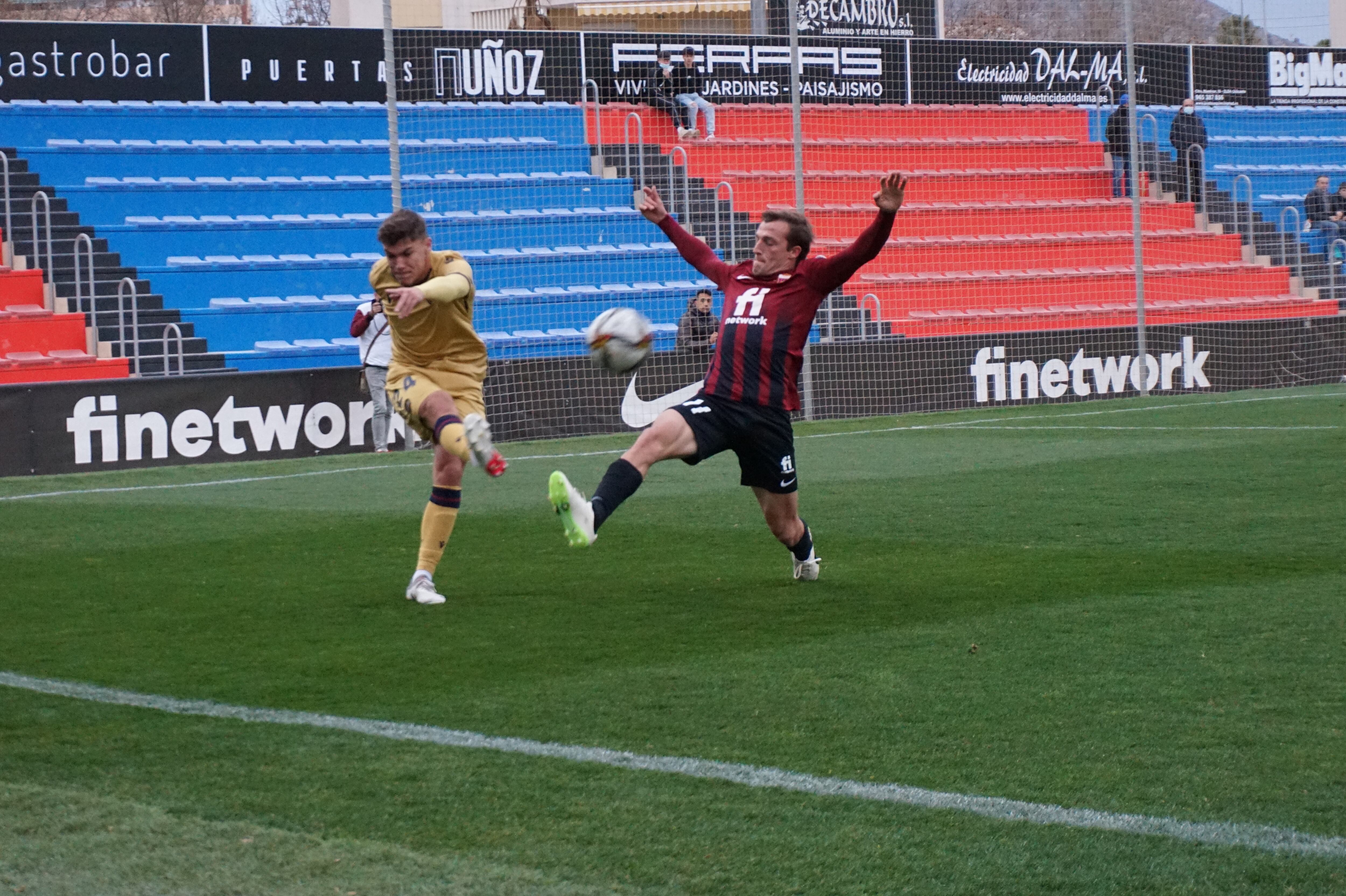 Pablo García intenta impedir el despeje de un defensor visitante