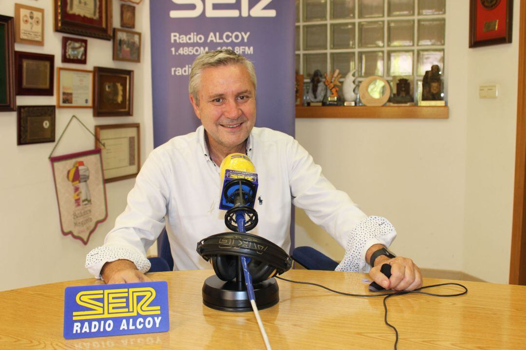 El presidente de ACECA, Rafa Pérez, en los estudios de Radio Alcoy