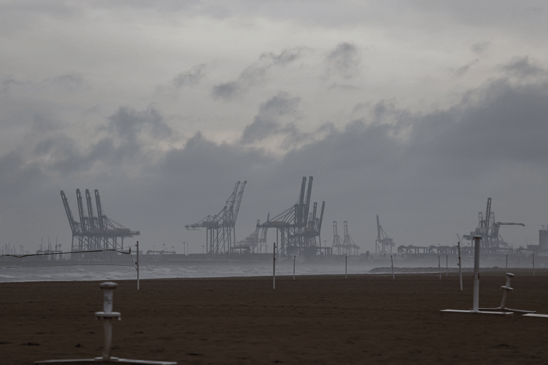 Varias imágenes de la ciudad de València bajo la lluvia 