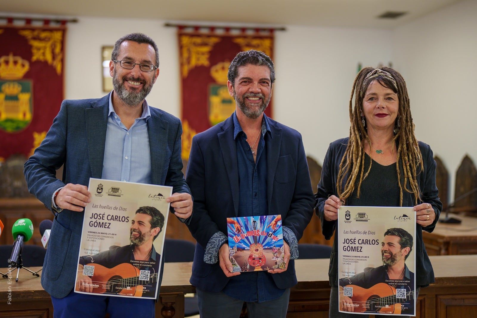 Presentación, en La Línea, del concierto de José Carlos Gómez junto al alcalde Juan Franco y la concejal Raquel Ñeco.