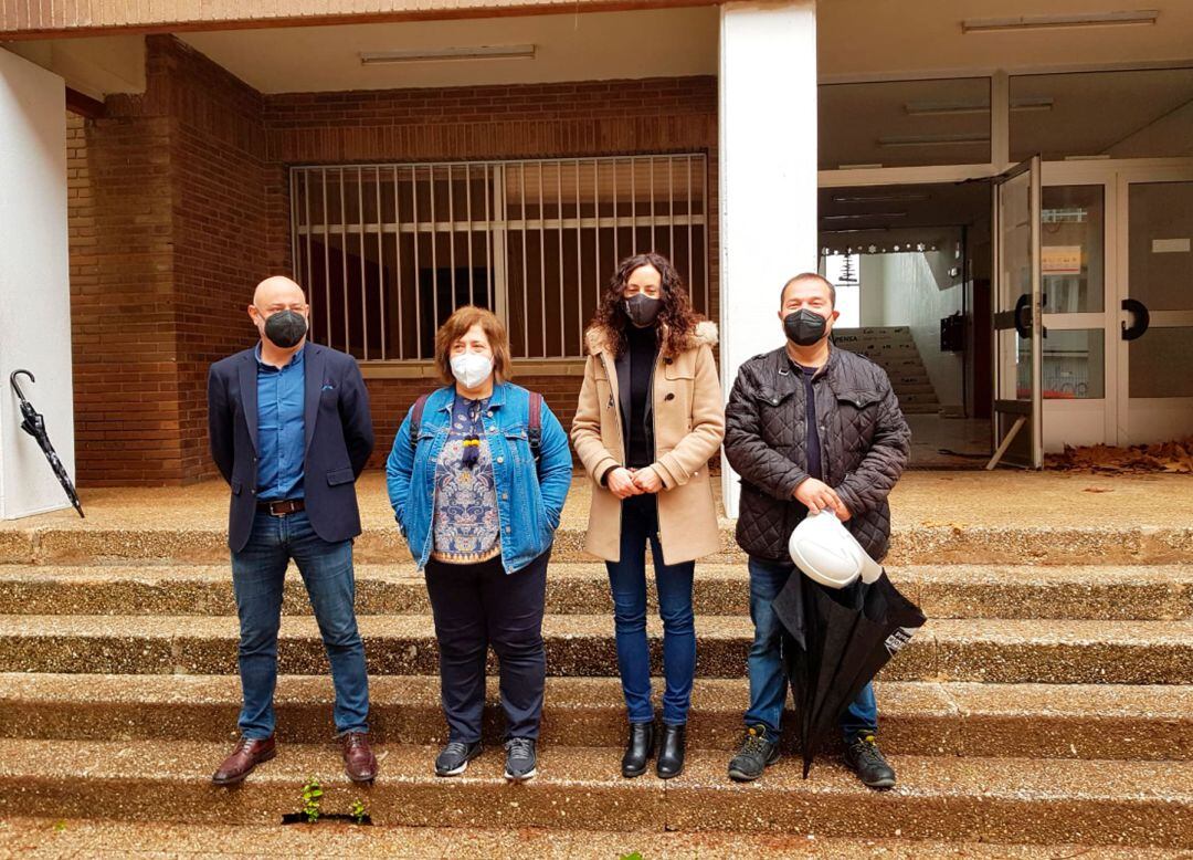 Rafa Briet, Rosana Soler, Mireia Estepa i Ximo Valls ante el centro educativo antes de iniciarse su derribo