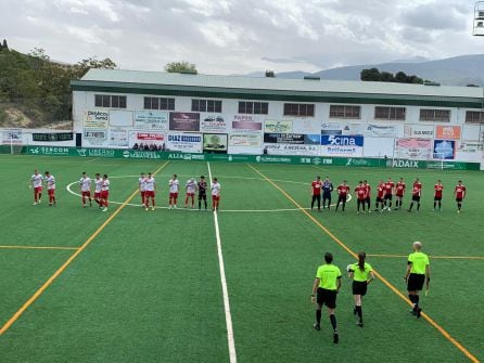 Los dos equpos, A. D. Mancha Real y Jódar C.F., en el saludo inicial