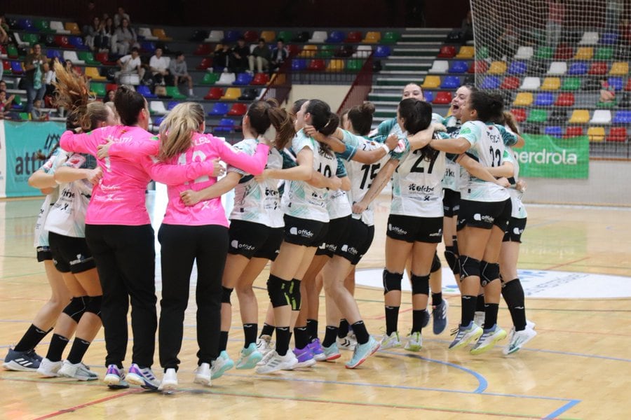 Las jugadoras del Elche Atticgo celebran el pase a la fase de grupos de la European League