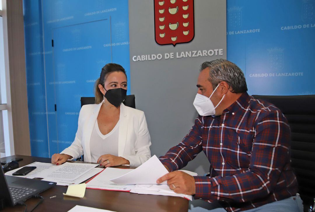 María Dolores Corujo, presidenta del Cabildo de Lanzarote junto al consejero del Sector Primario, Ángel Vázquez. 