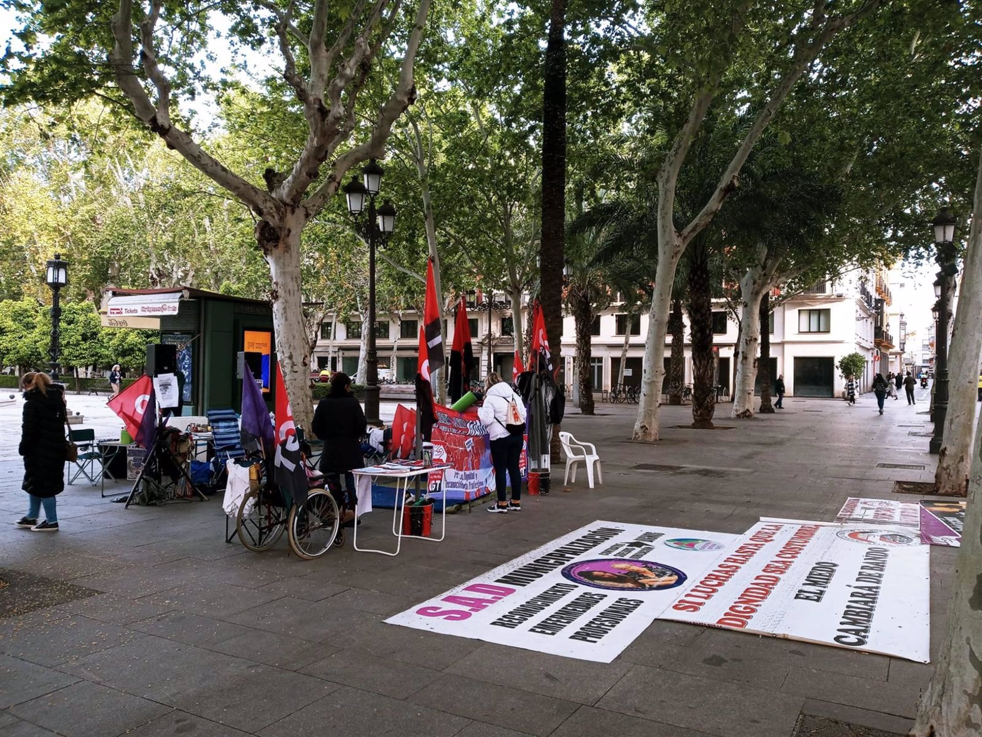 Acampada de trabajadoras del SAD en la Plaza Nueva, junto al Ayuntamiento/EP