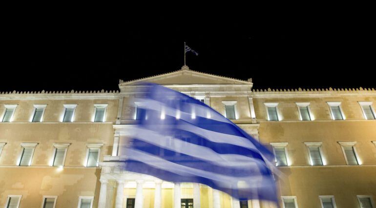 Seguidores de Syriza celebrando el &#039;no&#039; en el referendum, frente al Parlamento griego.