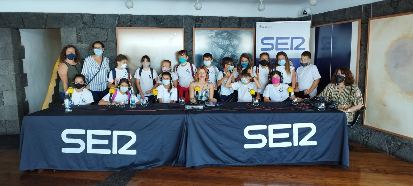 Varios escolares junto a Érica Cerdeña, en el set de SER Lanzarote en el MIAC-Castillo de San José.