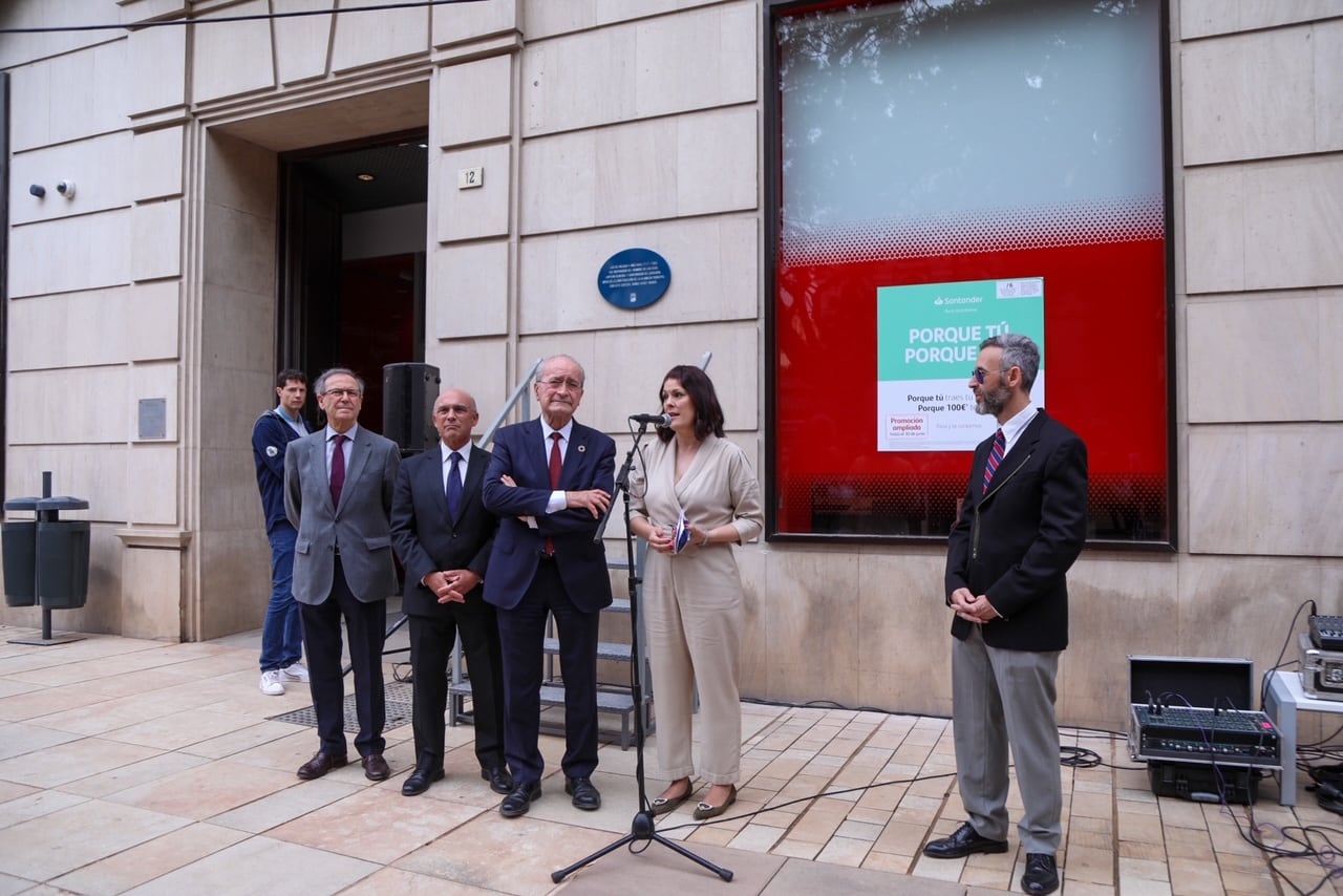 Francisco de la Torre, alcalde de Málaga; Noelia Losada, concejala de Cultura, entre otros, en el acto de homenaje a Luis Unzaga celebrado en la Alameda Principal