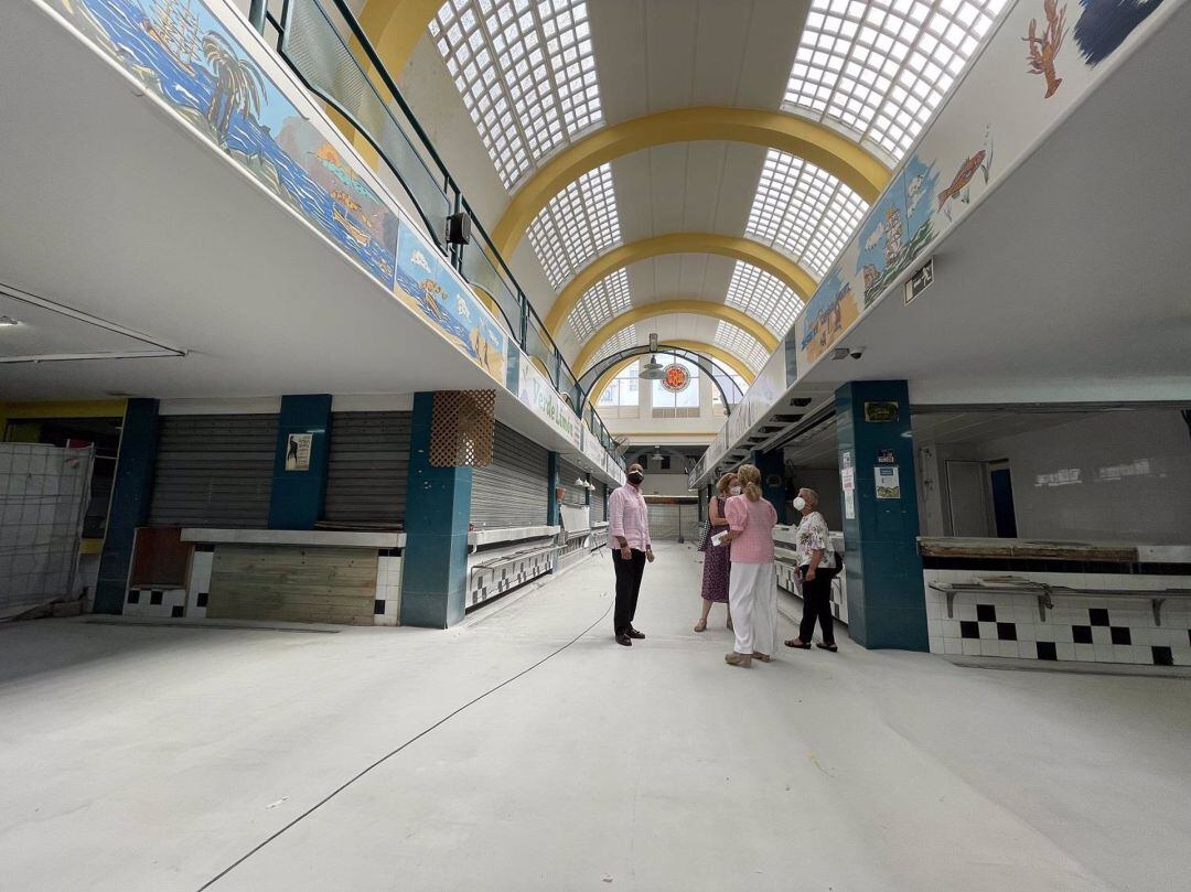 Visita al mercado de abastos del Arenal del delegado Francisco Javier Páez.