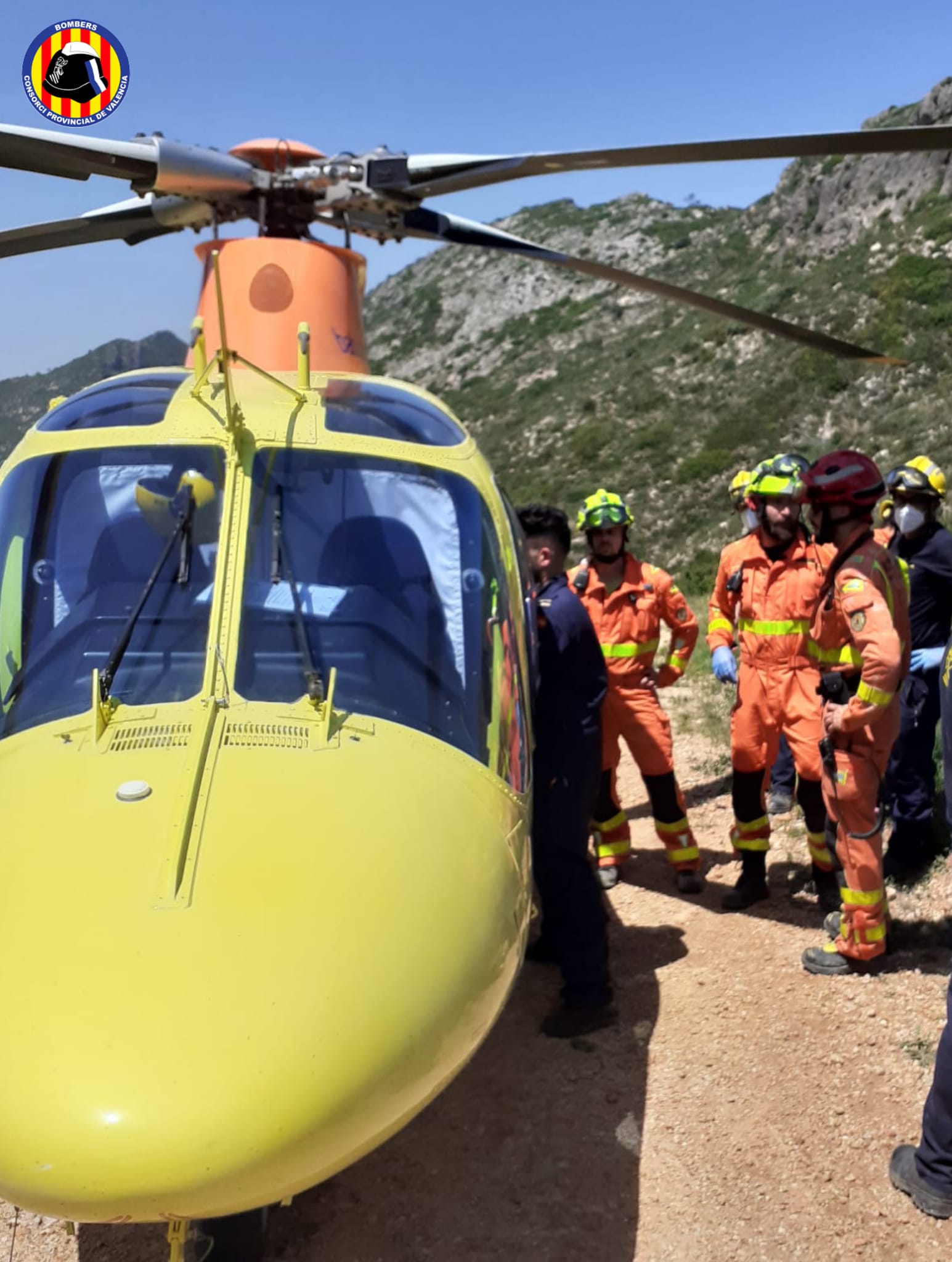 Bomberos rescatan a un hombre tras caer por un terraplén de tres metros.