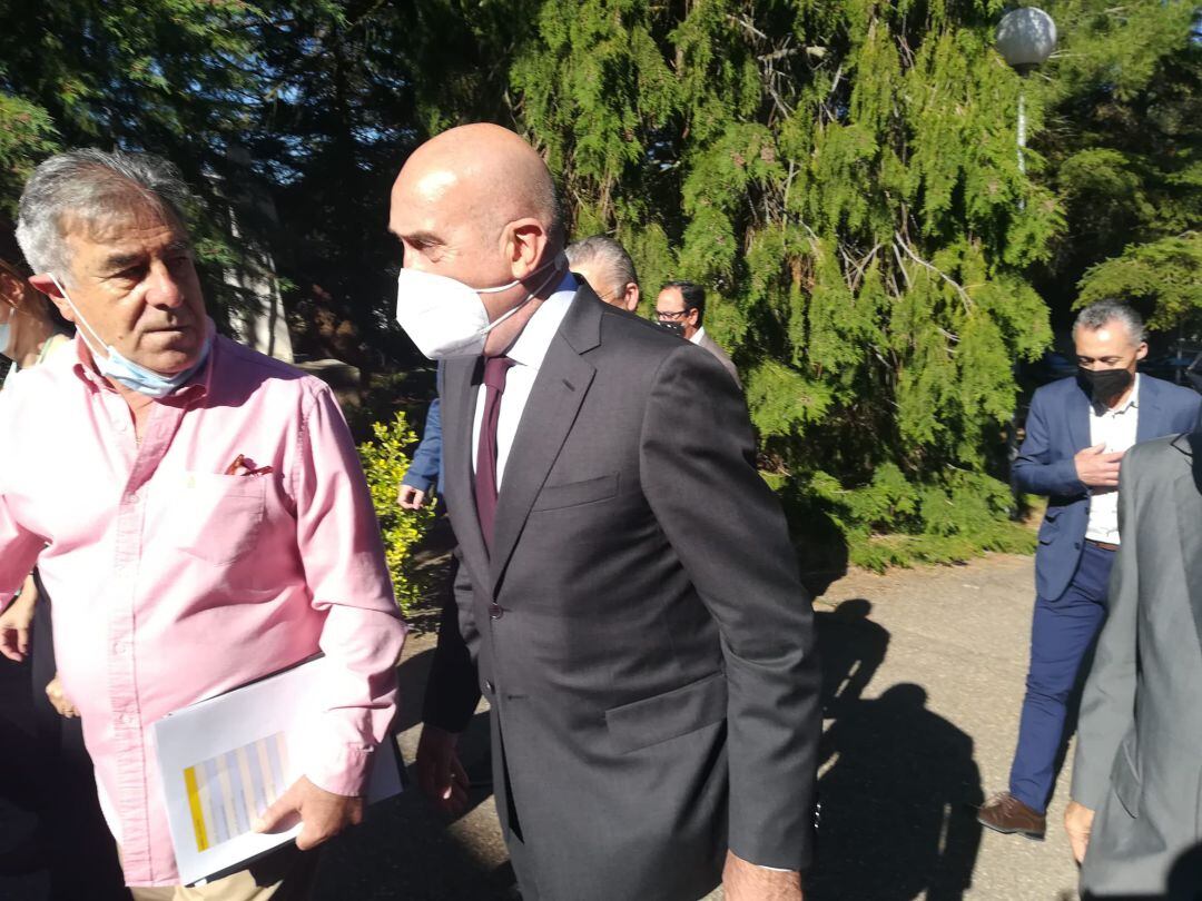 Julio Carnero, acompañado del director del curso, Graciano Palomo