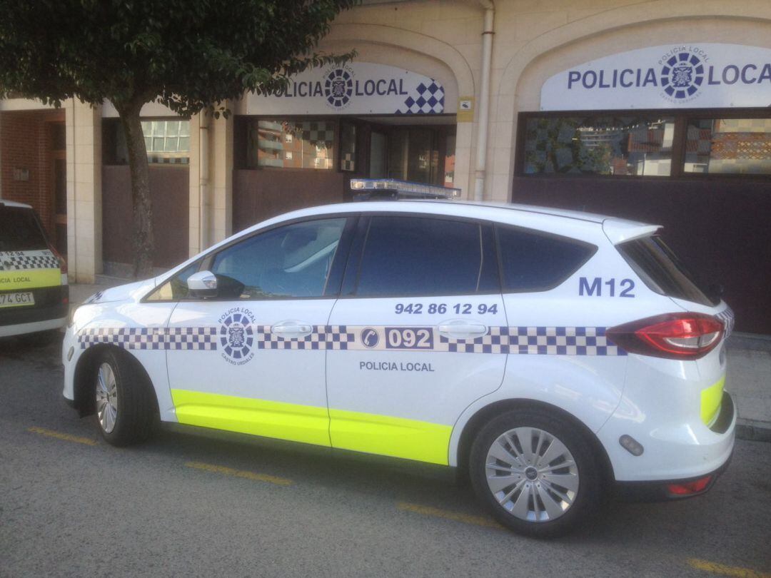 Coche patrulla de la Policía Local de Castro Urdiales.