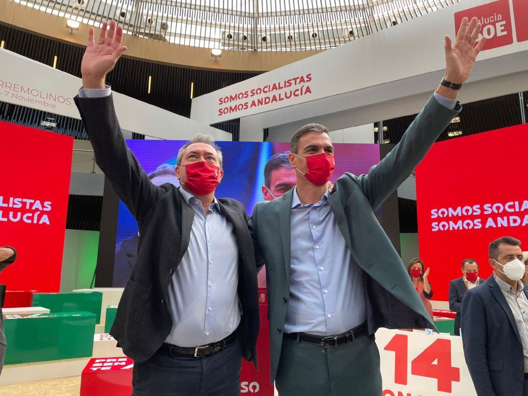 El secretario general del PSOE-A, Juan Espadas (i), y el secretario general del PSOE y presidente del Gobierno, Pedro Sánchez (d), saludan en el acto de clausura del 14 Congreso del PSOE-A, en Torremolinos (Málaga).