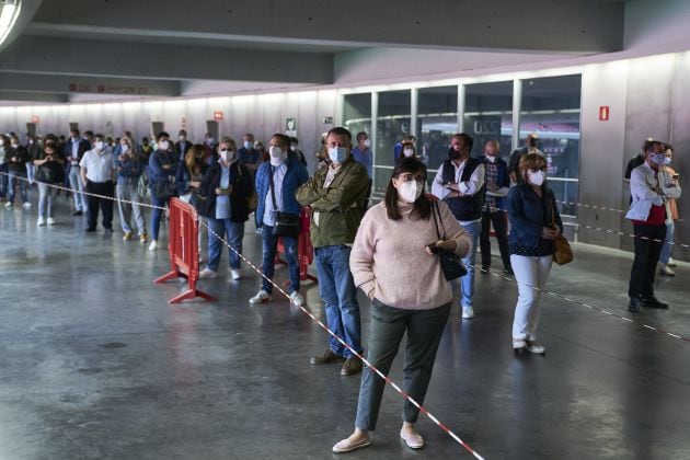 Colas de personas esperando a la vacunación en el estadio Wanda Metropolitano de Madrid este 19 de mayo