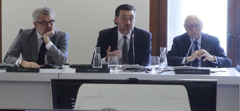 El ya exdirector del Museo del Prado, Miguel Zugaza (en el centro), el presidente del Real Patronato del Museo del Prado, José Pedro Pérez-Llorca (d), y el director adjunto de Conservación e Investigación del Museo