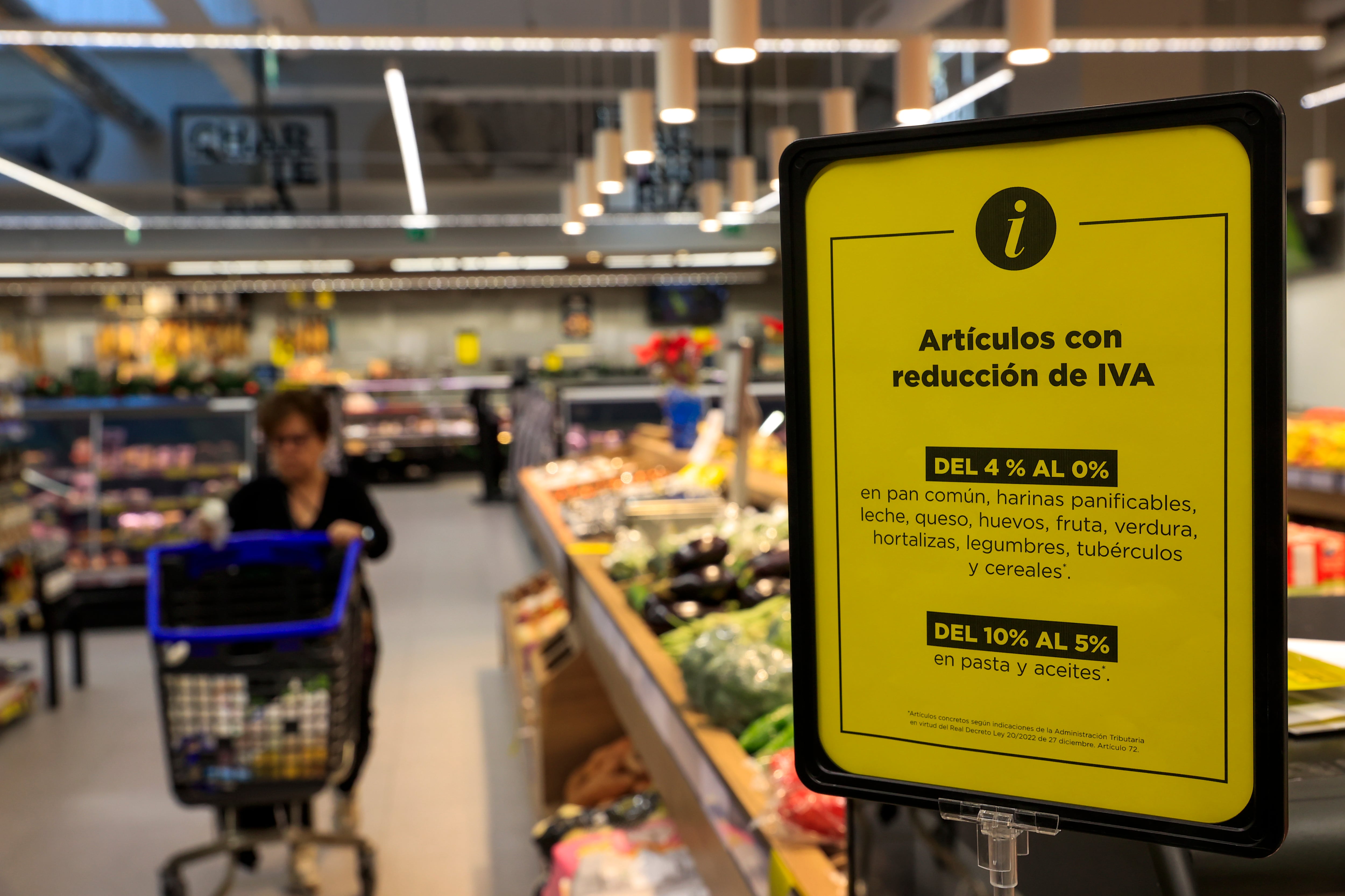 Los supermercados y tiendas de alimentación aplican desde el 1 de enero un IVA del 0% en una decena de alimentos básicos y del 5% en el aceite y la pasta.