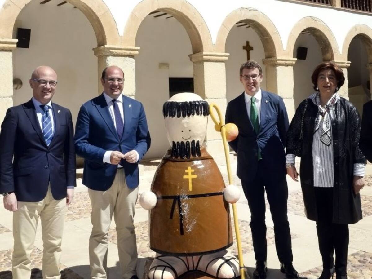 Núñez Feijóo pone a disposición los Caminos de Santiago para unirlos a los Caminos de la Cruz