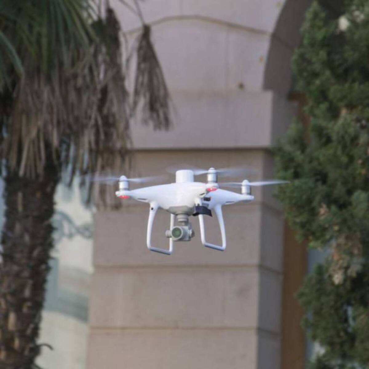 Un dron de la policía para vigilar terrazas comunitarias, urbanizaciones y la playa de Gandia